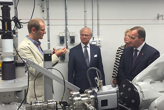 Kungen och statsminister Stefan Löfven får information om MAX IV-laboratoriet.