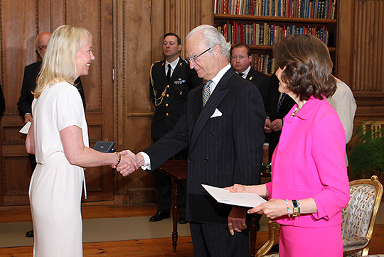 Kathrine Löfberg tar emot H.M. Konungens medalj för förtjänstfulla insatser inom svenskt näringsliv. 