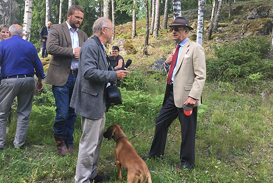 Kungen i samtal med naturguiderna Carl-Gustaf Thulin och Urban Emanuelsson.