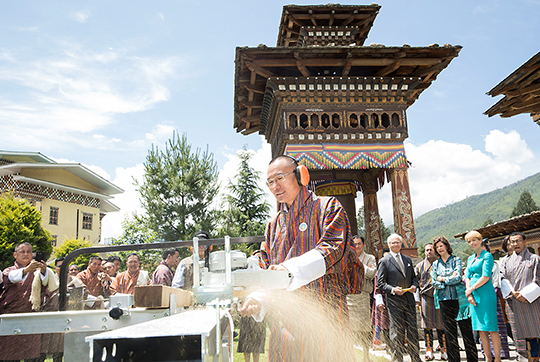 Bhutans premiärminister Tshering Tobgay provar den svenske entreprenören Bengt-Olov Byströms mobila sågverk.