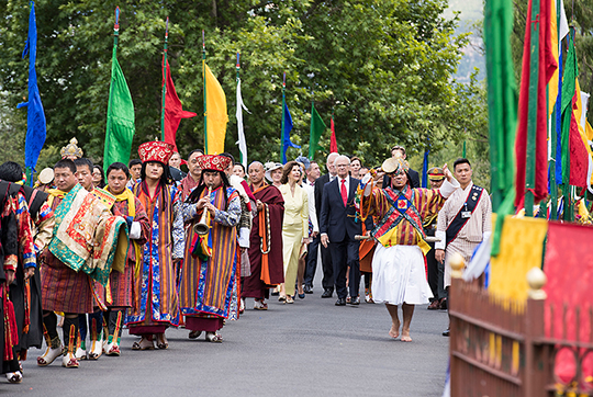 Kungaparet vid den traditionella processionen på väg mot välkomstceremonin på Tashiccho Dzong, religiöst och politiskt centrum i Bhutan.