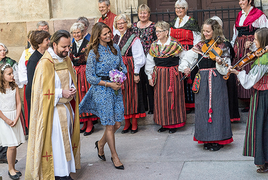 Prinsessan Madeleine och kyrkoherde Sven Milltoft vid ankomsten till Hedvig Eleonora kyrka och folkmusikmässan.