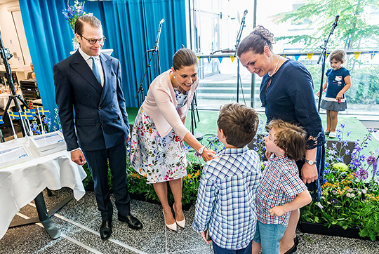 Kronprinsessan och Prins Daniel delar ut minnesbevis till de nya medborgarna vid Medborgarskapsceremonin i Nacka.