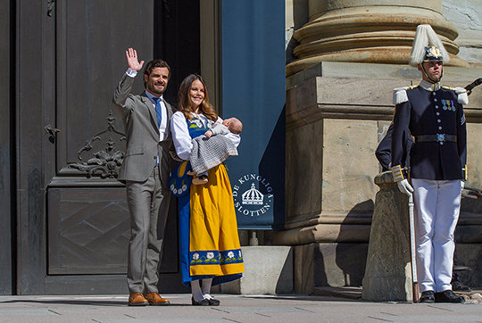 Prins Carl Philip, Prinsessan Sofia och Prins Alexander hälsar alla välkomna in till en heldag på Kungl. Slottet.