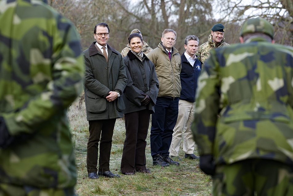 Kronprinsessparet, Storbritanniens försvarsminister Grant Shapps och Sveriges försvarsminister Pål Jonson under besöket till Operation Interflex, där svenska försvaret övar ukrainska soldater på brittisk mark.