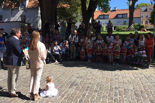 Efter lunchen möttes Prinsessparet och Prinsessan Leonore av barn från Slottsparkens förskola som sjöng den gotländska visan ”Summarn kummar”.