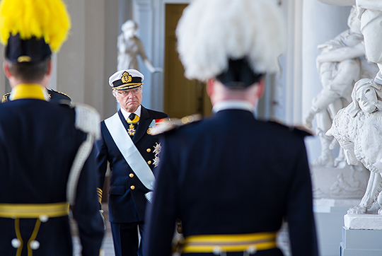 Kungen anländer och Richard Beck-Friis, chef för Kommendantstaben, bekräftar att all militär personal är på plats och redo för dagens ceremoni.