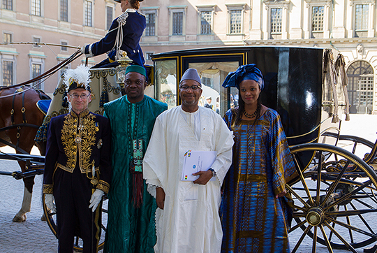 Malis ambassadör Toumani Djime Diallo med följe tillsammans med UD:s introduktör Bertil Roth utanför Östra valvet, Kungl. Slottet.