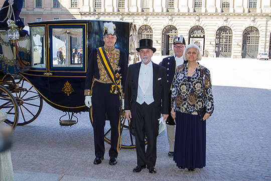 Panamas ambassadör Jaimee Ortega och introduktör Bengt Lundborg vid ankomsten till Kungl. Slottet.