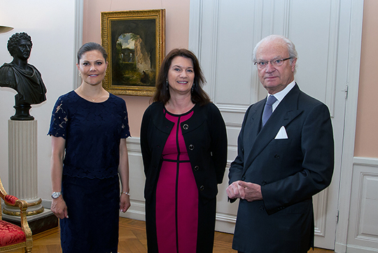 Kungen och Kronprinsessan tillsammans med EU- och handelsminister Ann Linde vid mötet på Kungl. Slottet. 