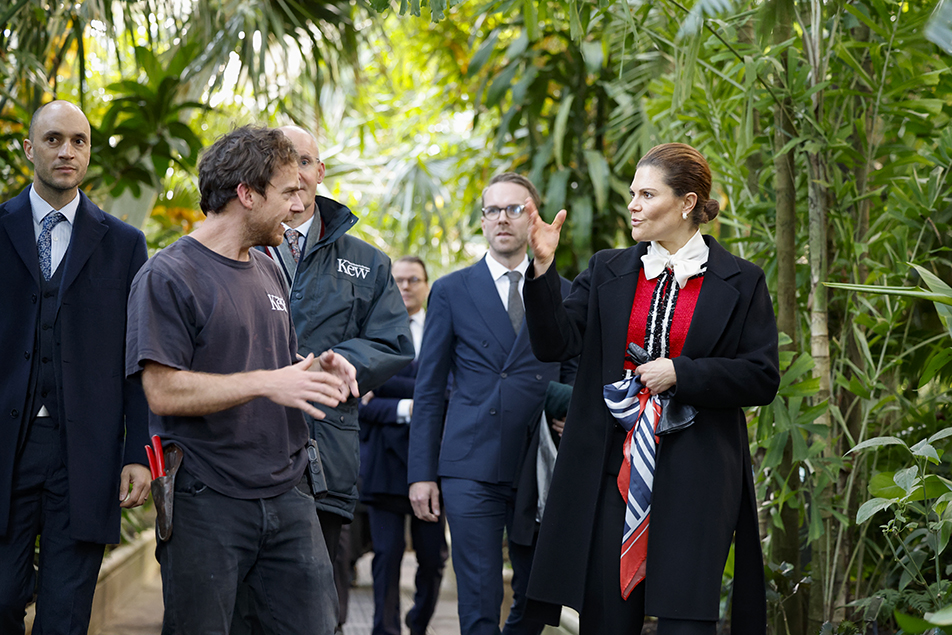 Kronprinsessan i Palm House under besöket i Kew Gardens.