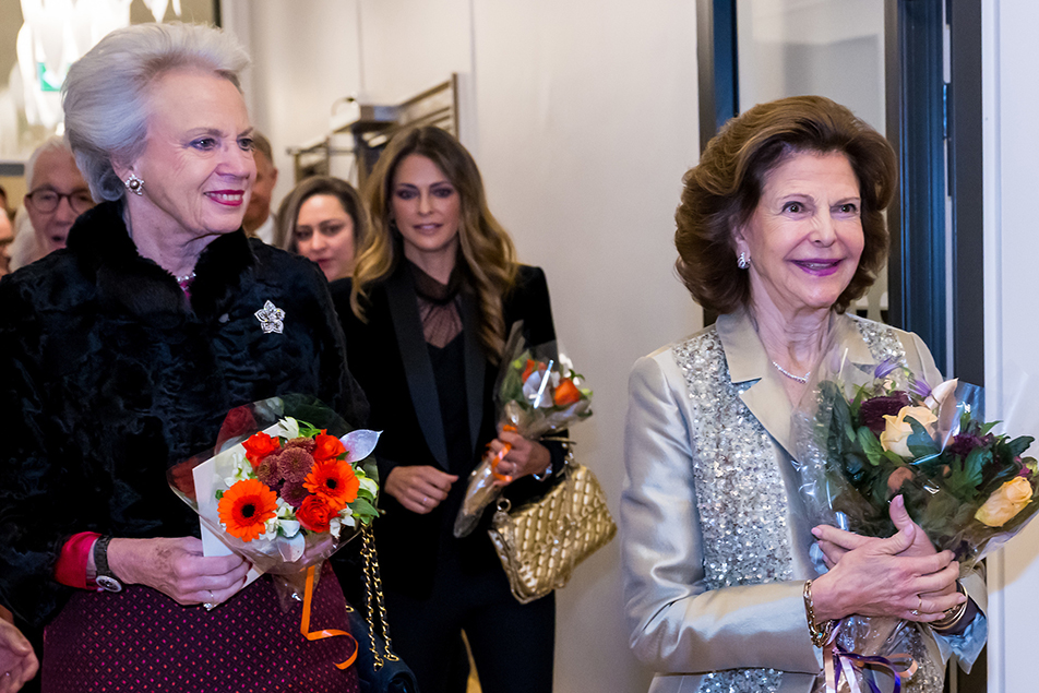 Drottningen och Prinsessan Benedikte av Danmark vid ankomsten till Lilla Akademien.