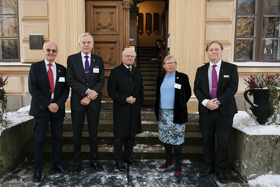 Kungen tillsammans med Magnus Enell, Jan Fryk, Lena Ingvarsson och Peter Normark vid ankomsten till Kungl. Skogs- och Lantbruksakademien. 
