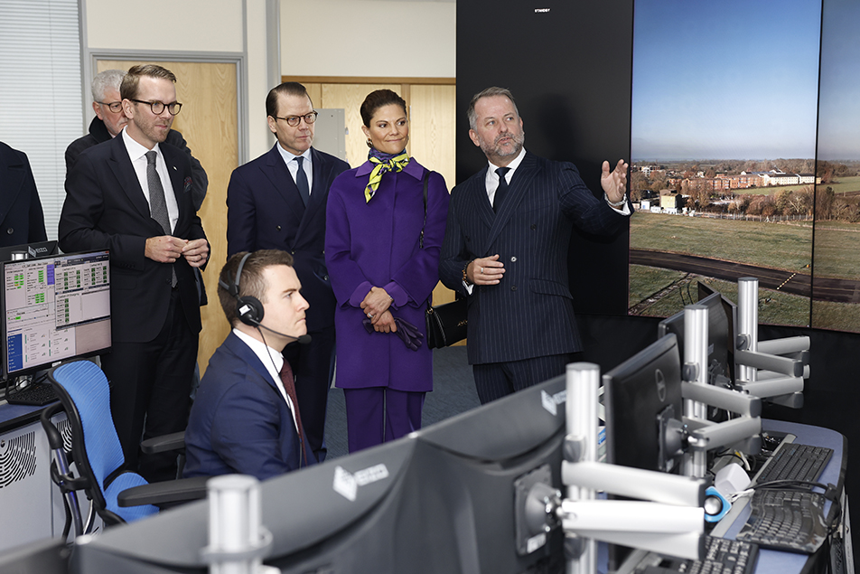 Under besöket fick Kronprinsessparet en demonstration av ett digitalt flygledartorn.