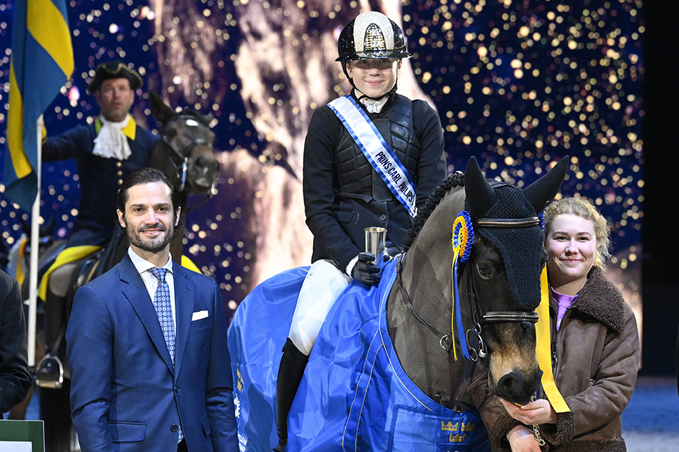 Prins Carl Philip tillsammans med vinnaren av Prins Carl Philips pris Selma Gustafsson Thelin och hennes ponny Barravalley Shadow.