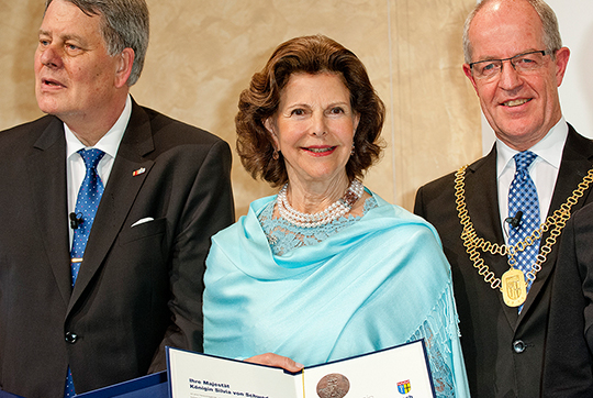 Drottningen tilldelades ”Benediktpreis von Mönchengladbach” för sina stora humanitära insatser. Här tillsammans med Helmut Linnebrink, ordförande Benediktpreis och borgmästare Hans Wilhelm Reiners.
