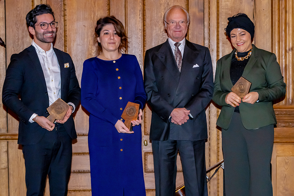 Kungen tillsammans med pristagarna Ramtin Massoumzadeh, Nicky Nadem och Zeina Mourtada. 