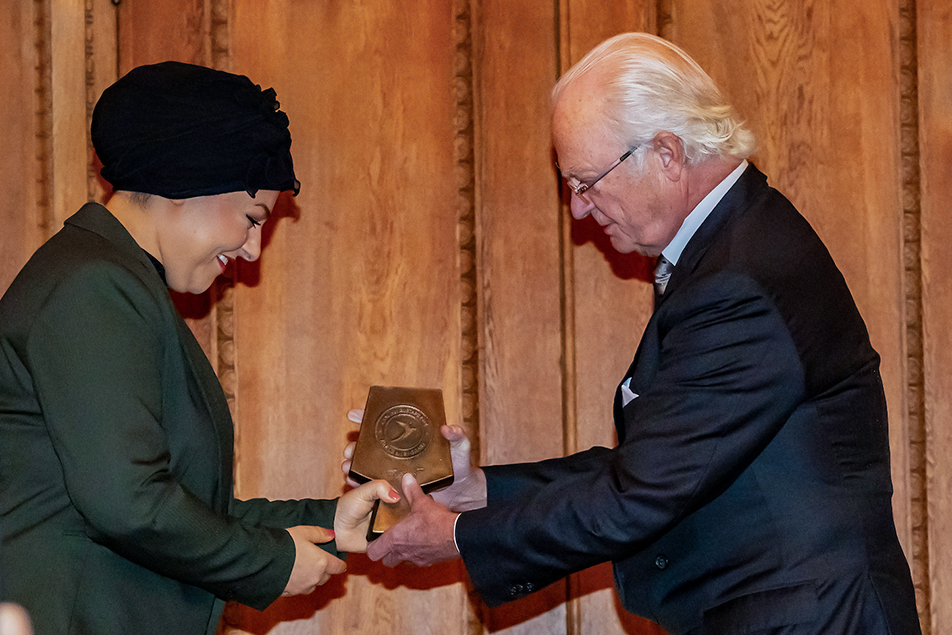 Kungen överlämnar utmärkelsen ”Årets Nystart” till Zeina Mourtada, Zeinas Kitchen AB