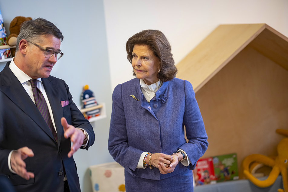 Drottningen tillsammans med Hessens regeringschef Boris Rhein under rundvandringen på Childhood-Haus Frankfurt.