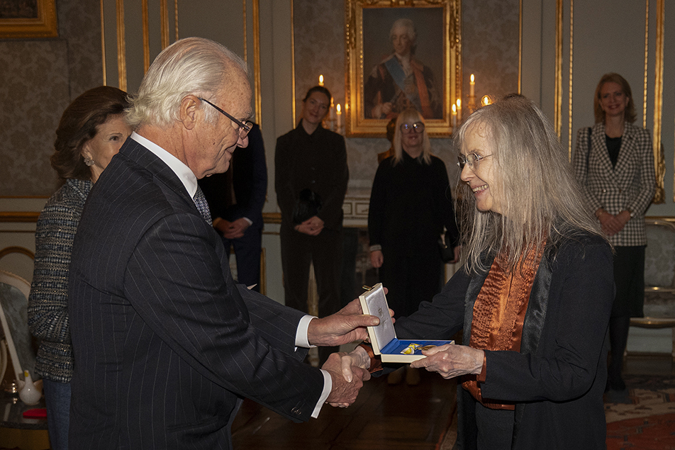 Kungen överlämnar medaljen till konstnären Ulla Wiggen. 