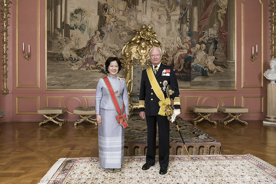 Kungen tillsammans med Thailands ambassadör Arunrung Phothong Humphreys. 