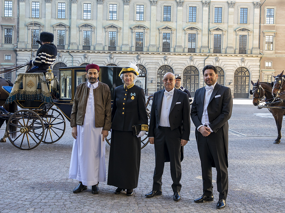 Libyens ambassadör Khtab Hussein Mohamed Lamin med följe vid ankomsten till Kungl. Slottet.