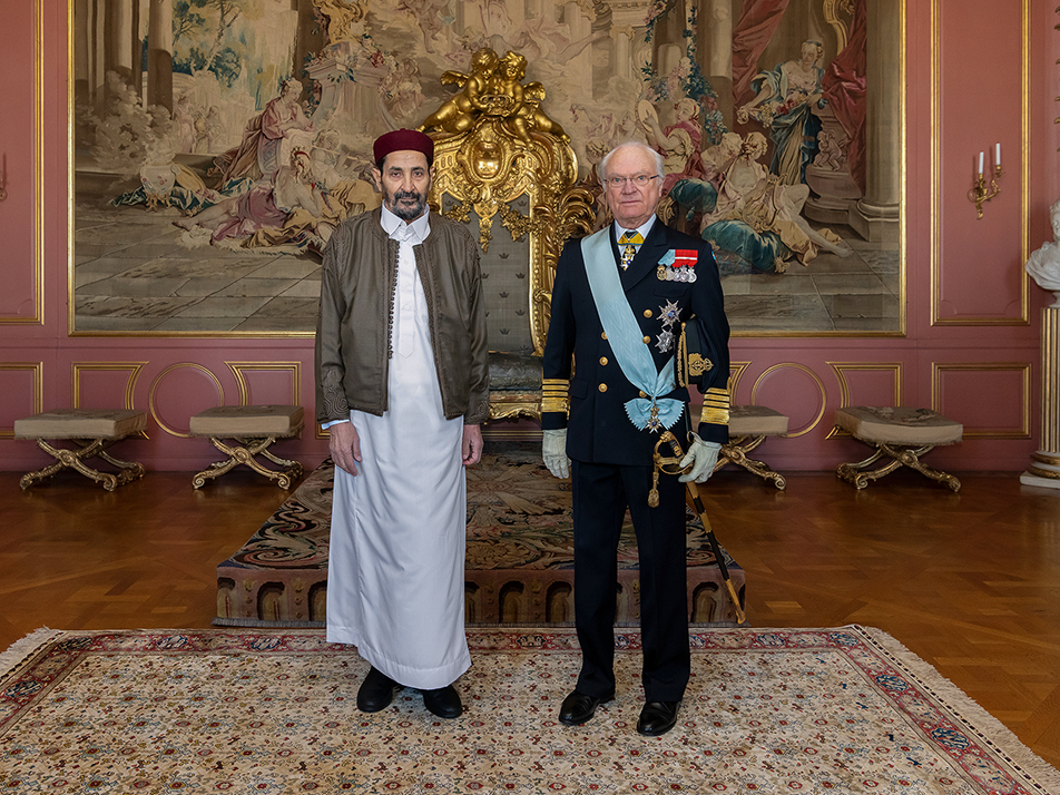 Libyens ambassadör Khtab Hussein Mohamed Lamin tillsammans med Kungen.