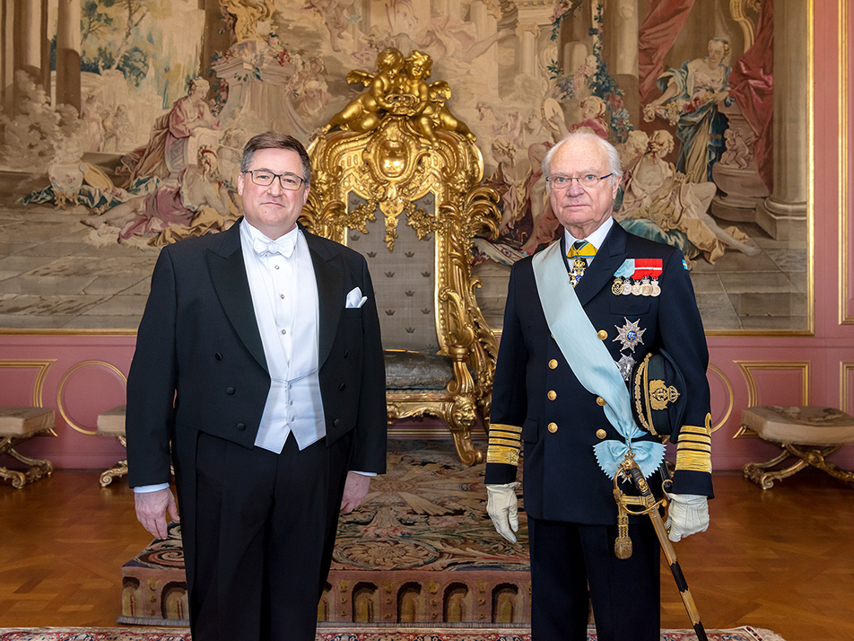 Kungen tillsammans med Förenta staternas ambassadör Erik Ramanathan. 