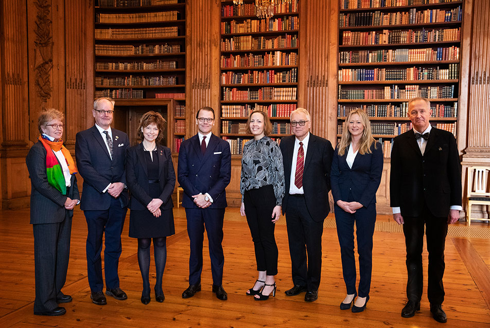 Prins Daniel tillsammans med Maria Erikson Svensson, Peter Stenvinkel, Annika Wernerson, Jessica Smolander, Mikael Olausson, Helen Erlandsson och Lars Wennberg. 