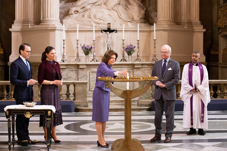 Kungaparet och Kronprinsessparet tände ljus för fred vid en fredsbön i Slottskyrkan.