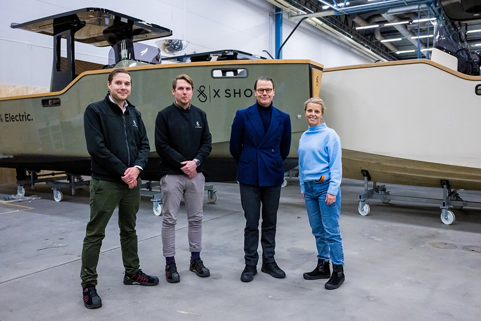 På företaget Xshore som tillverkar elektriska båtar välkomnades Prinsen av koncernchef Elias Wästberg, site manager Christian Vallin och vd Jenny Keisu.