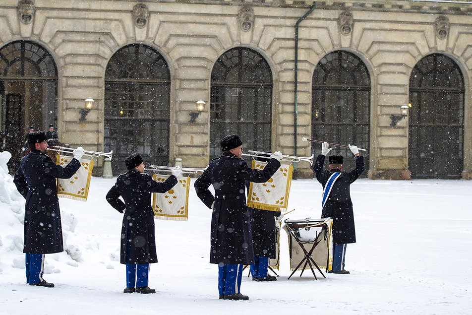 The ambassadors were received with fanfares on arrival at the Royal Palace. 