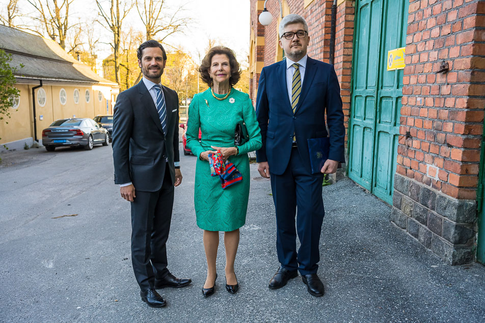 The Queen and Prince Carl Philip were welcomed outside Cirkus by Ukraine's ambassador Andrii Plakhotniuk. 