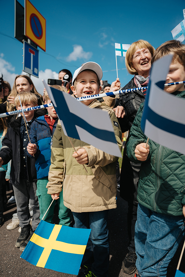 Allmänhet hälsar Kungaparet och presidentparet med finska och svenska flaggor.