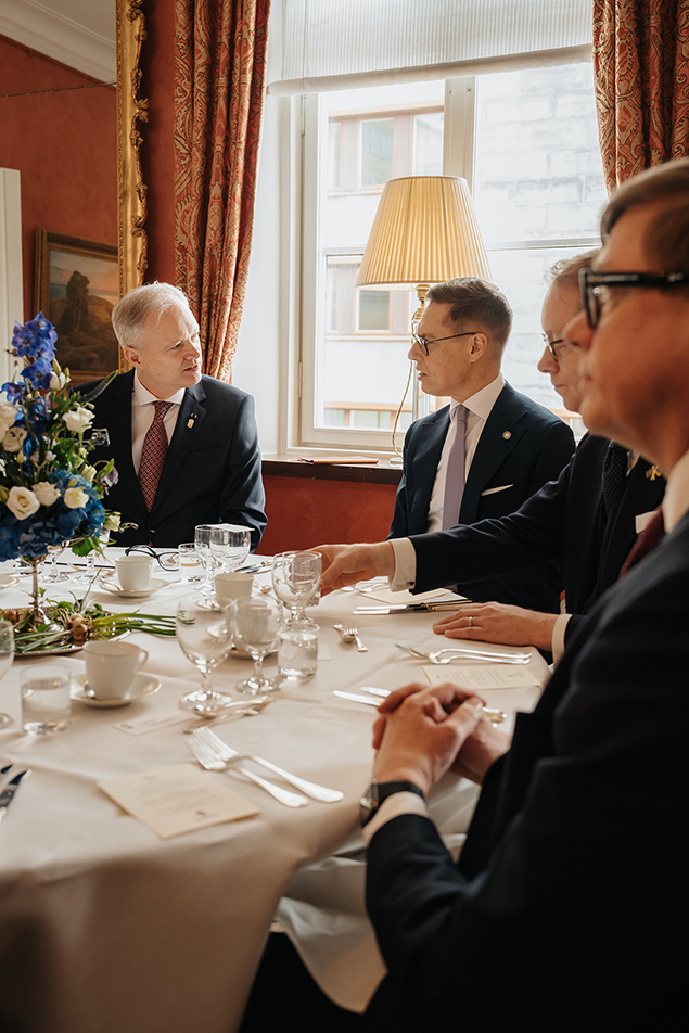 President Stubb och landshövding Sten Tolgfors under lunchen på residenset. 