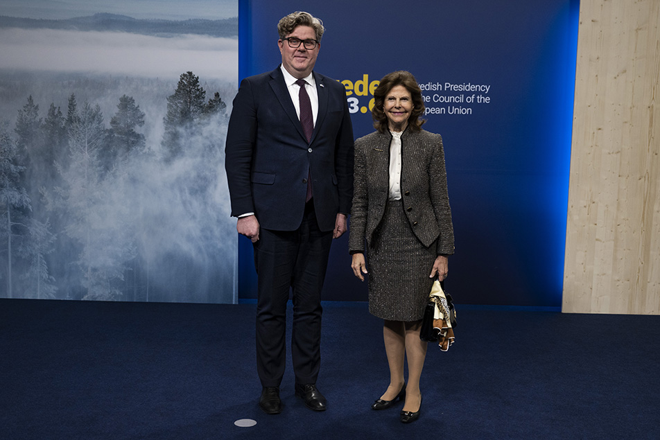 Drottningen välkomnades till konferensen av justitieminister Gunnar Strömmer.
