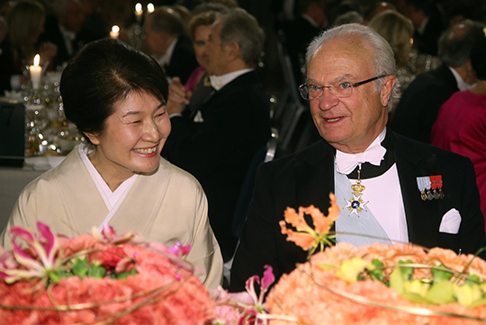 Kungen och Michiko Kajita, fru till fysikpristagaren Takaaki Kajita.
