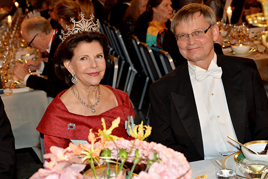 Drottningen och Carl-Henrik Heldin, ordförande för Nobelstiftelsen.