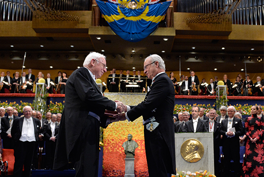 Kungen delar ut Nobelpriset i kemi till Tomas Lindahl.