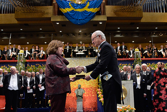 Kungen delar ut Nobelpriset i litteratur till Svetlana Aleksijevitj.