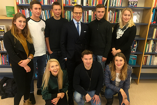 Prinsen och Martin Lorentzon med elever vid Lars Kagg-gymnasiet.