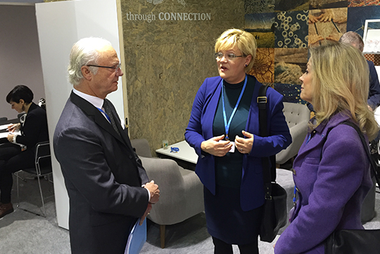 Kungen i CICERO:s paviljong tillsammans med Kristin Halvorsen som är direktör för det norska klimatforskningsinstitutet CICERO och Veronika Wand-Danielsson, Sveriges ambassadör i Frankrike.