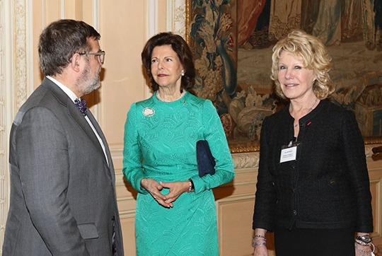 Drottningen och Handelskammarens styrelseordförande Gîta Paterson samtalar med Pierre-Antoine Gailly, ordförande för Chambre de commerce et d’Industrie de région Paris Île de France.