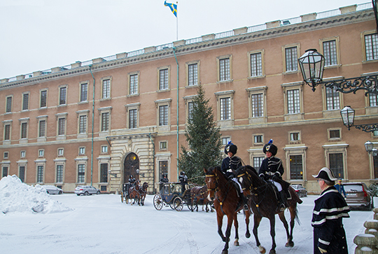 Ambassadören hämtas upp på Utrikesdepartementet vid Gustaf Adolfs torg av en paradkupé och körs till Kungl. Slottet.