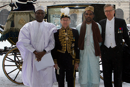 Nigers ambassadör Amadou Tcheko anländer till Kungl. Slottet tillsammans med UD:s introduktör Bertil Roth, Ousmane Ali Boukar och Johan Stenberg.