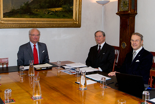 Kungen tillsammans med Erik Norberg och Lars Engwall under mötet på Kungl. Slottet. 