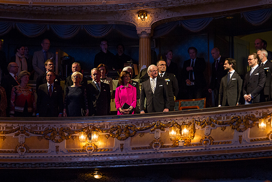 Kungaparet, Prins Carl Philip och Prins Daniel vid måndagskvällens föreställning på Dramaten.