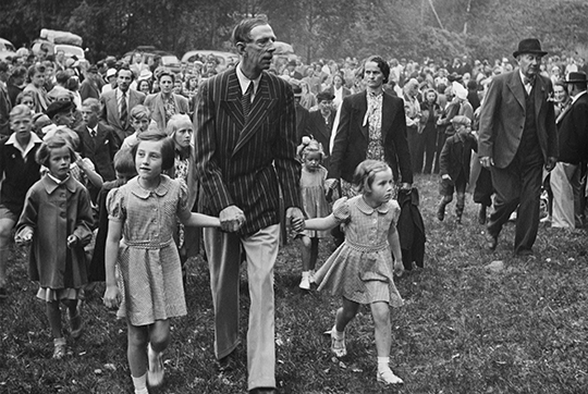 Midsommarfirande på Stenhammar, 1941. Prins Wilhelm håller sondöttrarna Birgitta och Marie-Louise Bernadotte i handen. (Birgitta till vänster.) 