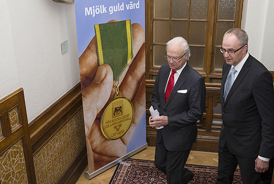 Kungen och Palle Borgström, ordförande i Mjölkdelegationen.