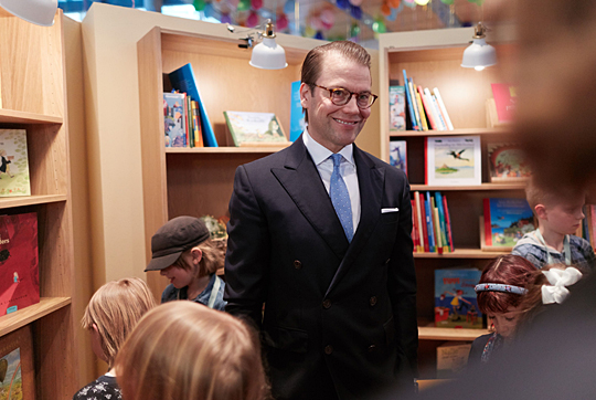 Prins Daniel tillsammans med barn i utställningen "Frech, wild & wunderbar - schwedische Kinderbuchwelten" på Nordiska ambassaderna i Berlin.